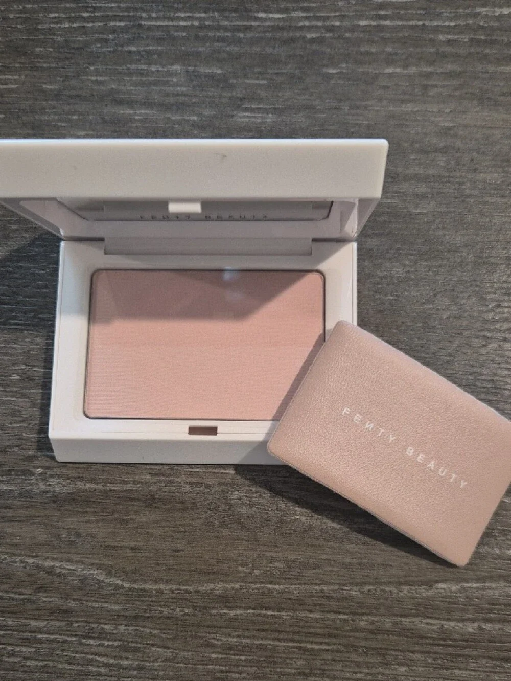Fenty Beauty Bright Fix Instant Brightening & Blurring Powder - Bright (White)